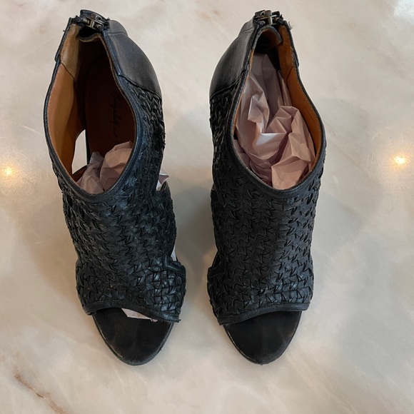 Elizabeth and James Black Leather Wedge Sandals w/ back Zipper. Booties 9B - Picture 2 of 9